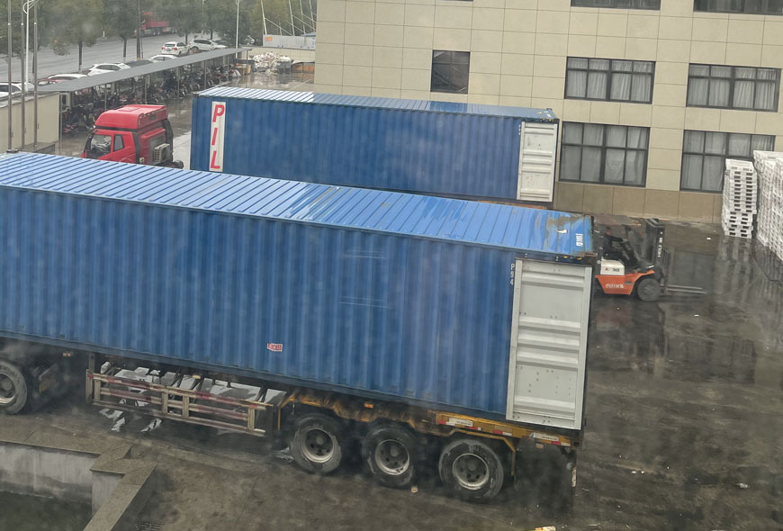 工厂装车